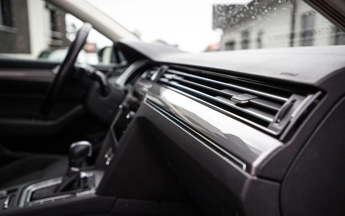Volkswagen Passat cena 81900 przebieg: 191000, rok produkcji 2017 z Kowal małe 301